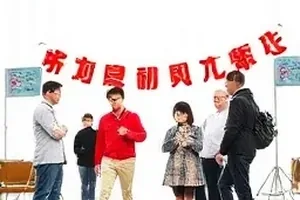 话题归档台全景主视觉，展示每日热搜的图文脉络整理界面